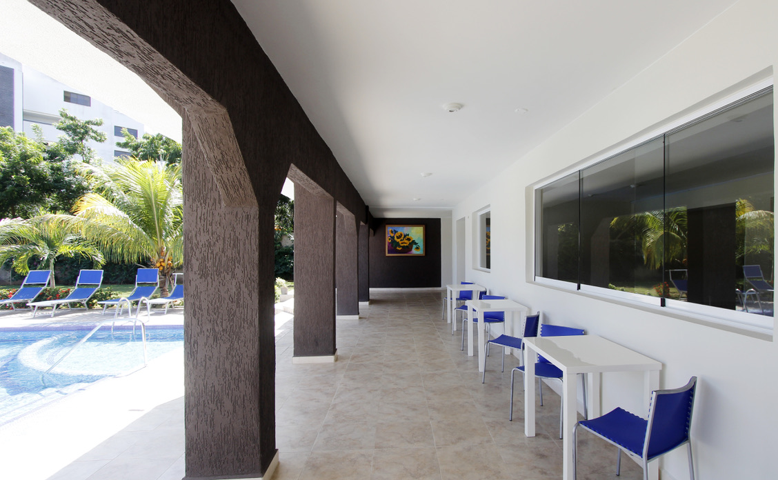 Corredor junto a la piscina