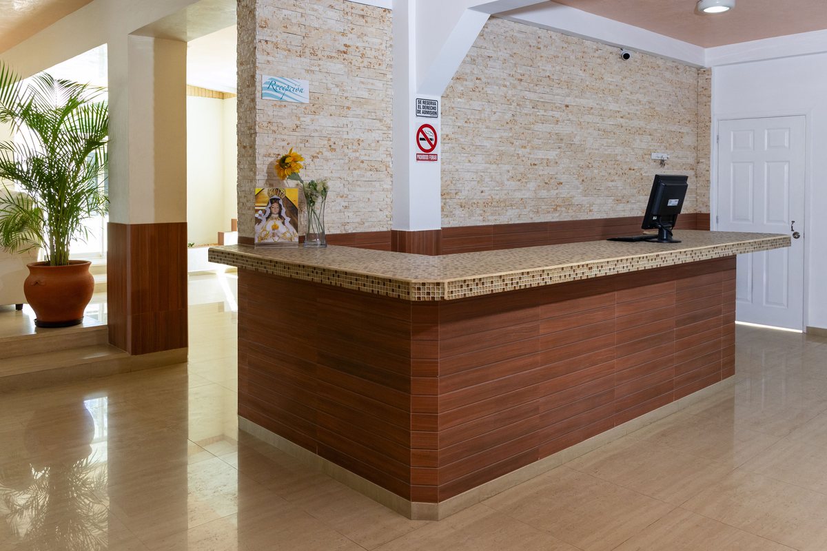 Mostrador de recepción del hotel