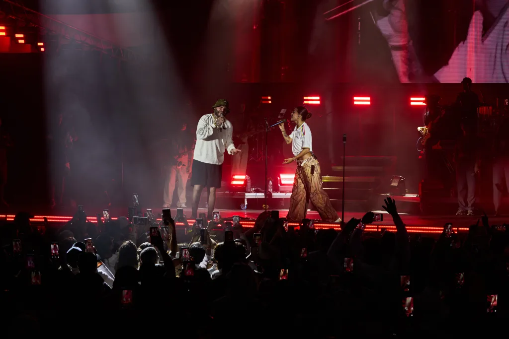 Farruko and Greeicy together on stage, teasing their new collaboration. / Photo: El Estímulo