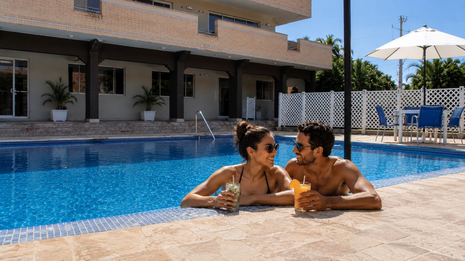 Huéspedes disfrutando la piscina de La Costa Playa El Agua Hotel
